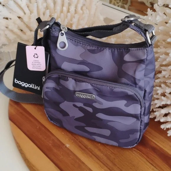 Baggallini 💥NWT💥 Joey Grey Camouflage Messenger Bag. - Picture 3 of 12